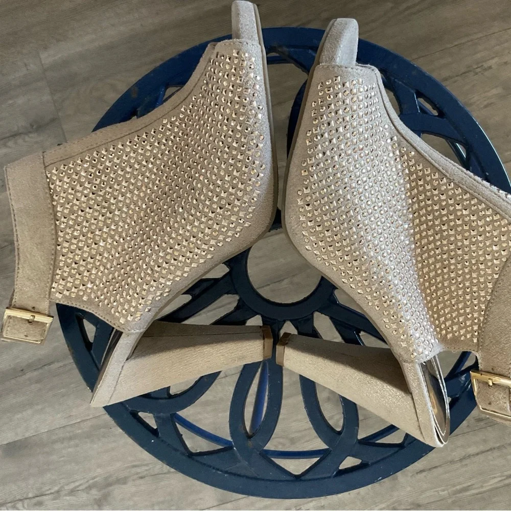 Jennifer Lopez Beige Studded Heels - Picture 8 of 12